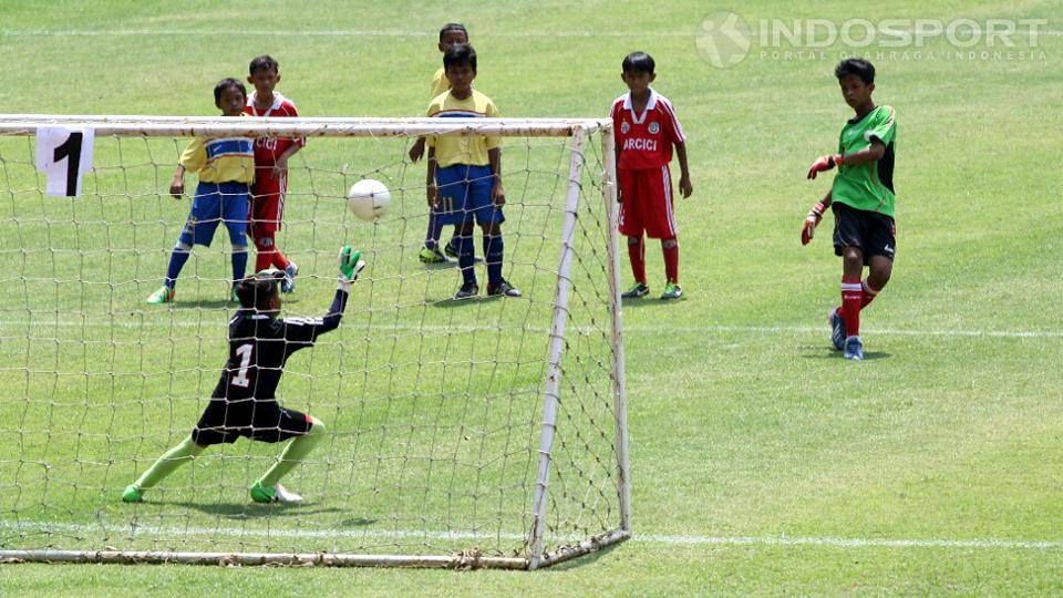 Festival Sepakbola U-12, Sabtu (27/09/14), berlangsung dan diikuti 20 SSB seluruh tanah air serta memperebutkan Piala Bergilir Mensesneg.  - INDOSPORT